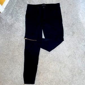 41 Hawthorn Black Pointe Leggings with Gold Ankle Zippers